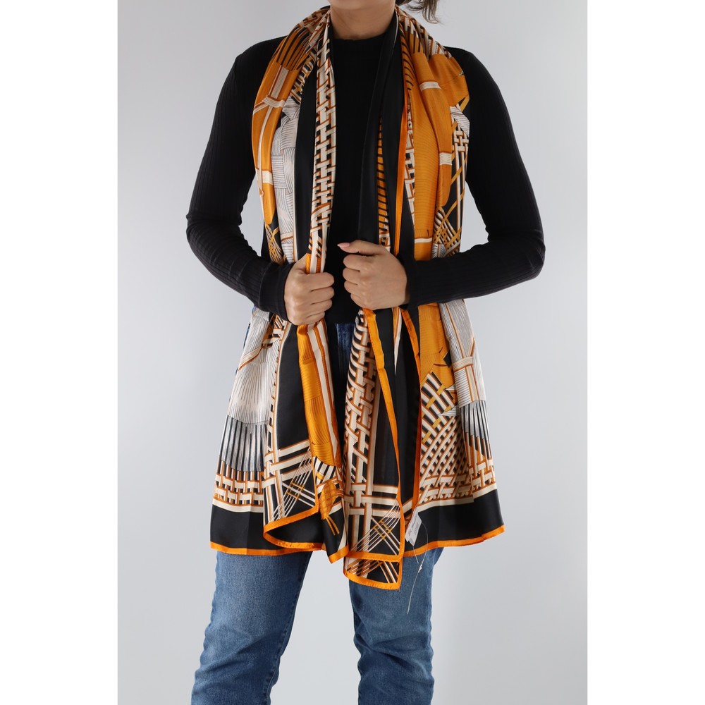 Patterned scarf - Picture 2 of 2